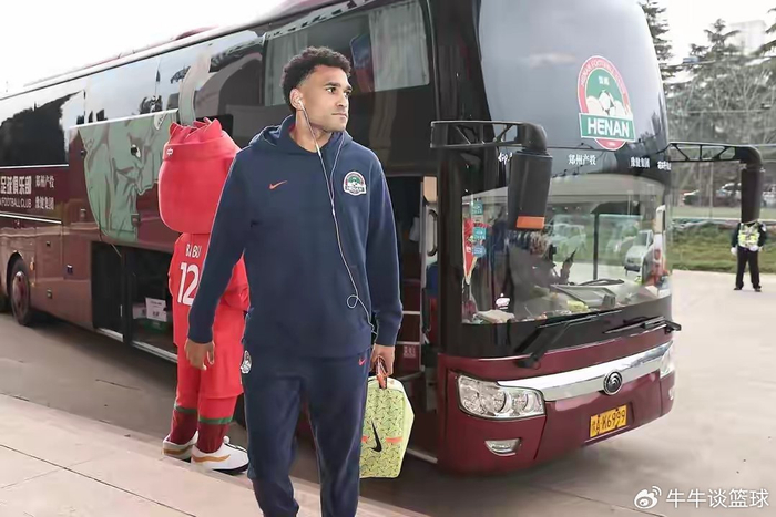 河南外援姆布拉热身赛惊艳联赛表现低迷，战术