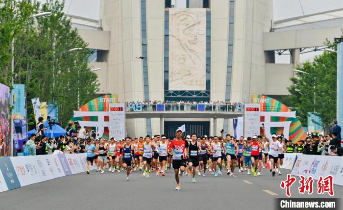 西湖半程马拉松鸣枪开跑