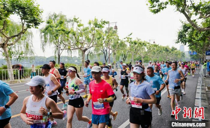 西湖半程马拉松鸣枪开跑展现人间天堂般的湖光