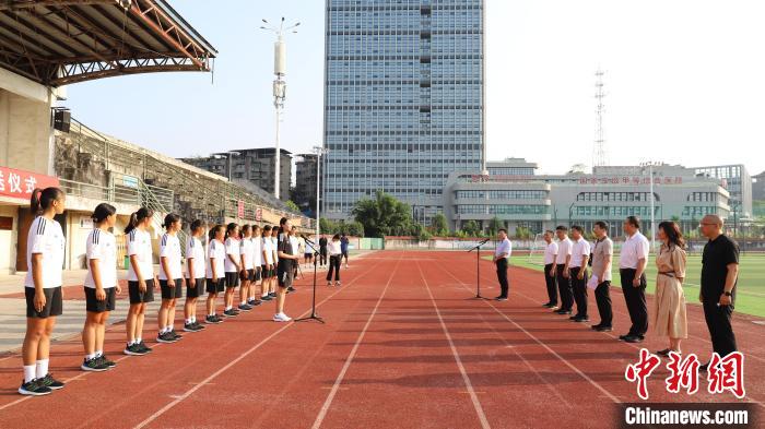 资中县体育场欢送仪式上，资中女足雏凤高飞启