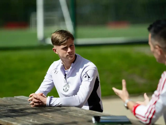 曼联U18双线争冠思韦茨阿默谈领导力与夺冠期待