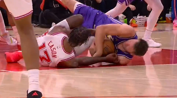 伊森与东契奇在地板球对